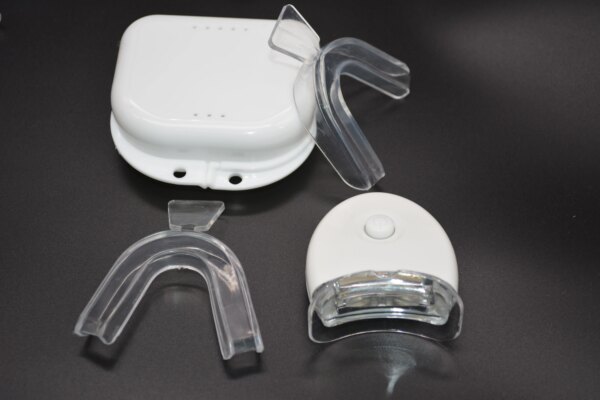 Kit Blanchiment Dentaire LED Professionnel – Jusqu’à 10 teintes plus blanches