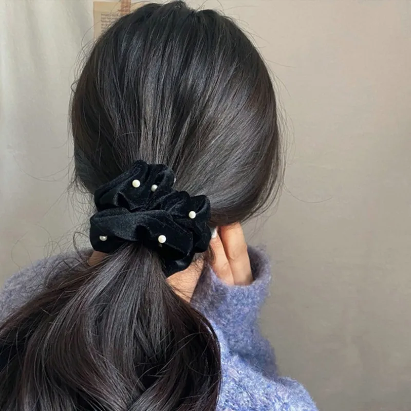Chouchou Velours Noir avec Perles – Élégance Vinta - Chouchou cheveux chez blanchimo.fr