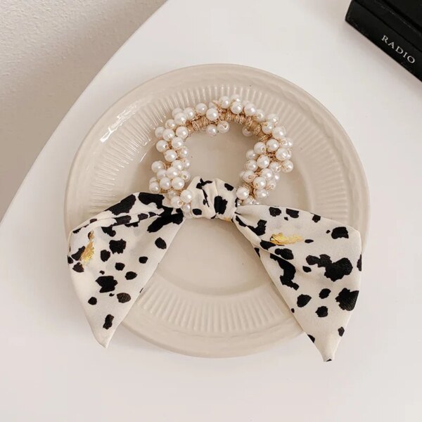 Chouchou cheveux en satin avec perles – accessoire de mode femme et fille avec long ruban